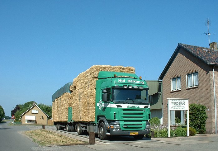 Scania R440 met grote balen op de weegbrug