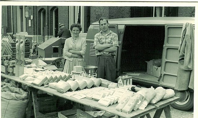 Jenny Hof-Roelofs en Jan Hof op de markt in Ommen
