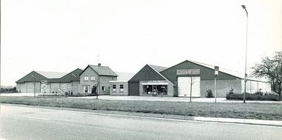 Bedrijfsterrein Hof Balkbrug met loodsen voor de brand van 1988